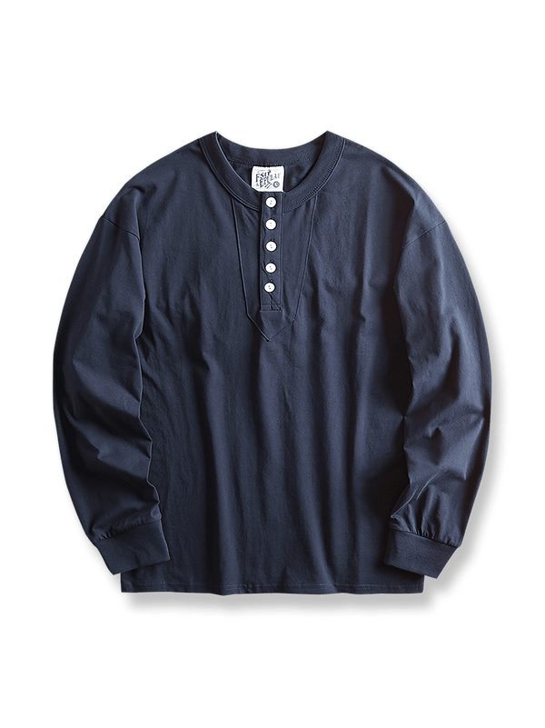  レトロ感あふれるアメカジスタイルのヘンリーネックTシャツ