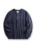  レトロ感あふれるアメカジスタイルのヘンリーネックTシャツ