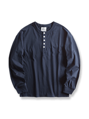  レトロ感あふれるアメカジスタイルのヘンリーネックTシャツ