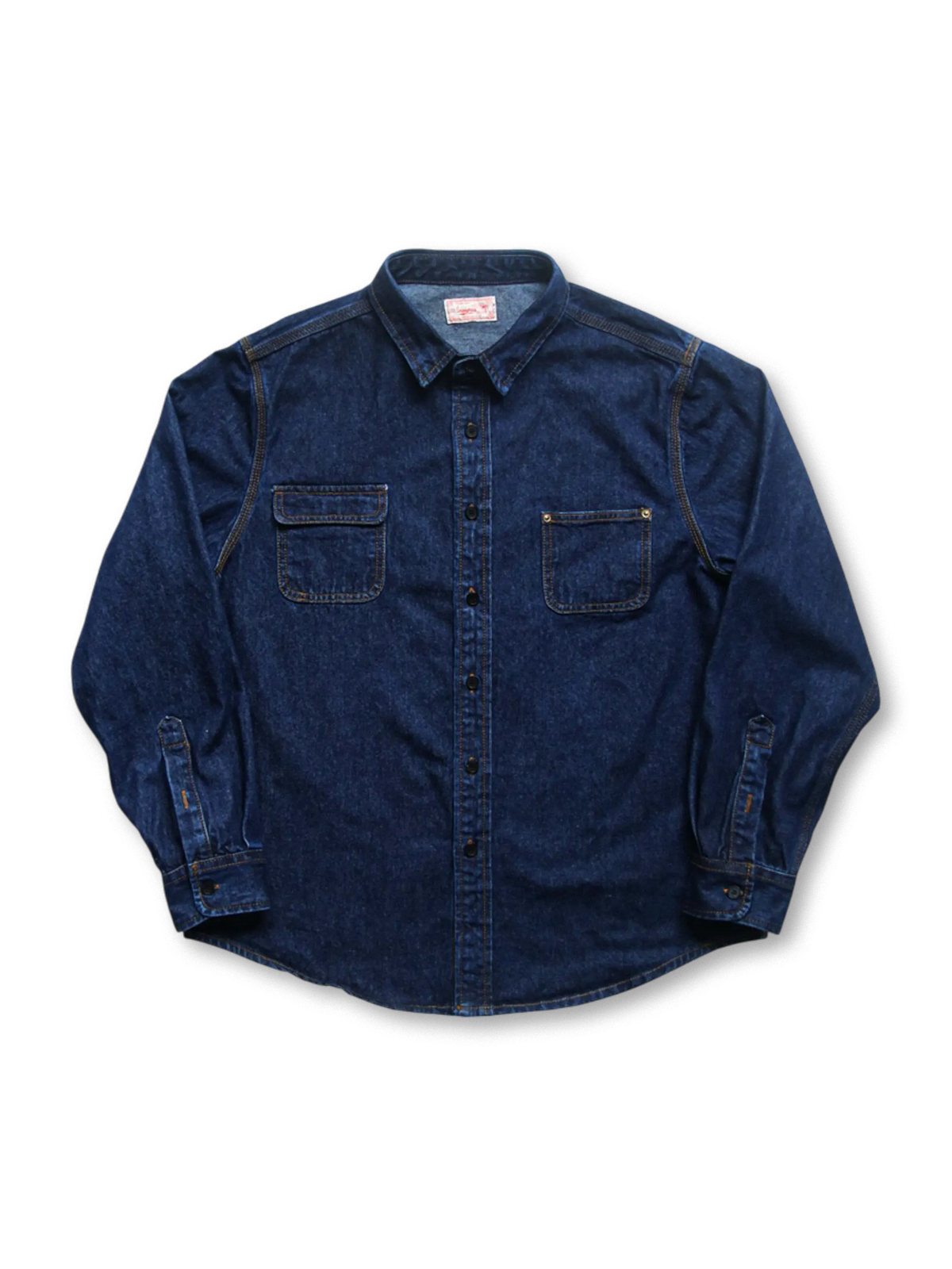 デニム素材とリベットが特徴のアメカジスタイルヴィンテージデニムシャツ。実用的なポケット付き。
