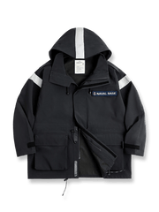 リフレクター付きネイビーカラーと三層前立てが特徴のパーカコート。