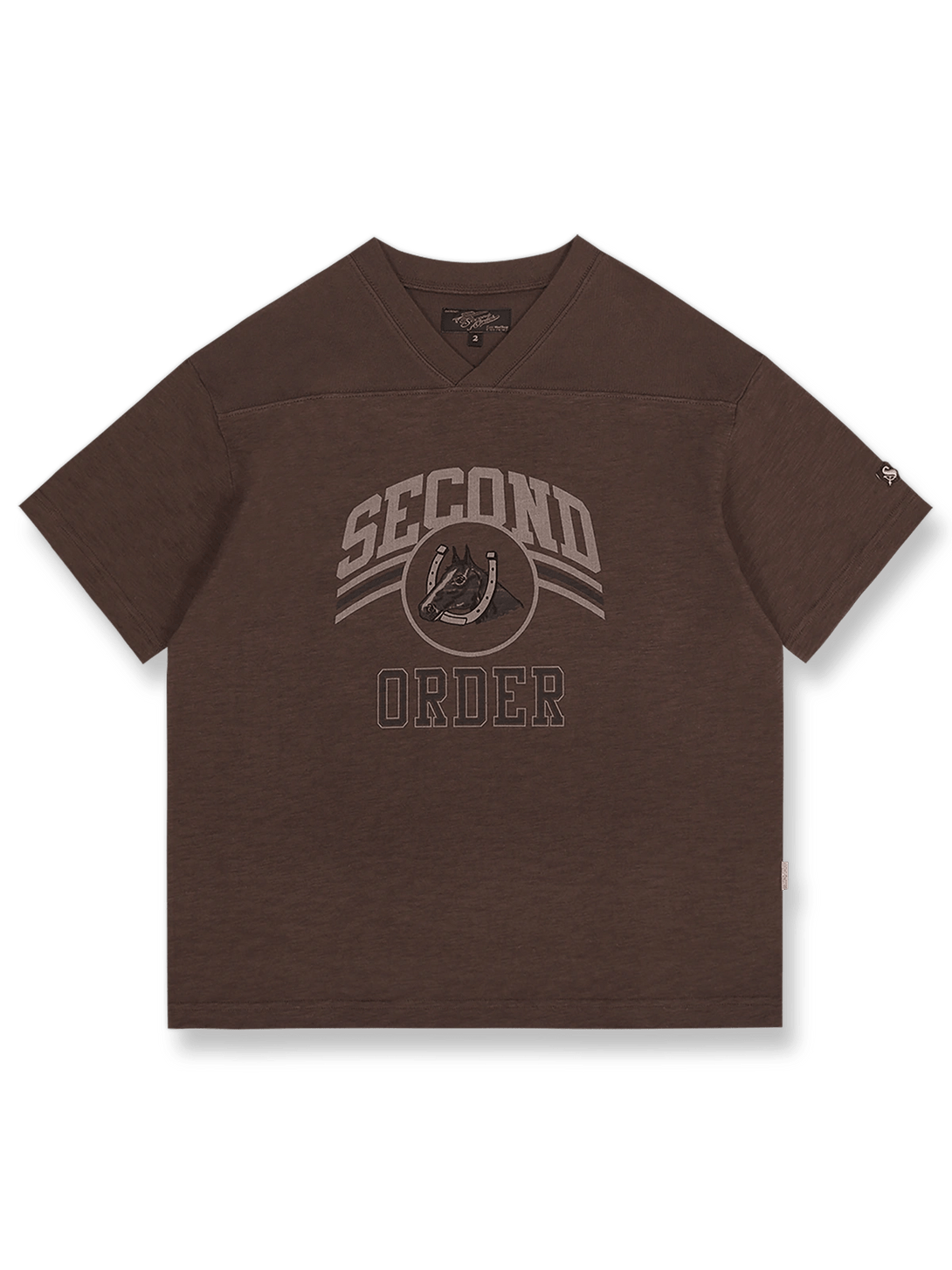 アメリカンフットボール風デザインとスラブコットン素材が特徴のVネック半袖Tシャツ