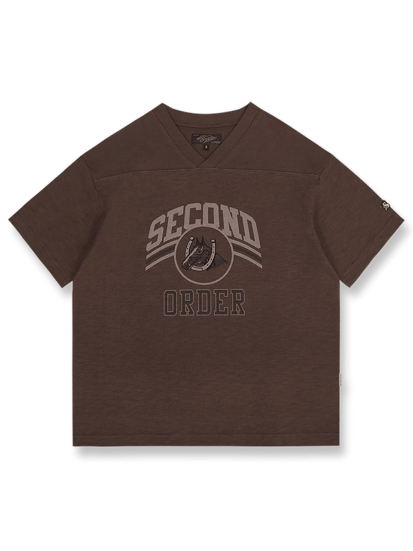 アメリカンフットボール風デザインとスラブコットン素材が特徴のVネック半袖Tシャツ