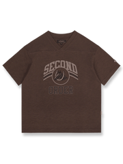 アメリカンフットボール風デザインとスラブコットン素材が特徴のVネック半袖Tシャツ