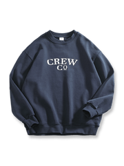 厚手の裏毛素材とドロップショルダーが特徴のクルーネックスウェットの全体像。