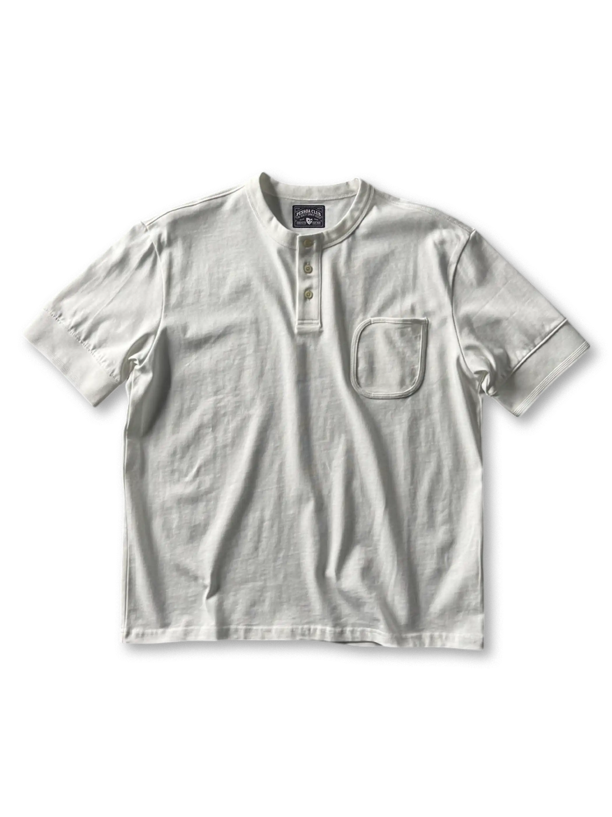 Altテキスト
ミッドウェイトコットン生地と胸ポケットが映えるアメリカンヘンリーネックTシャツ