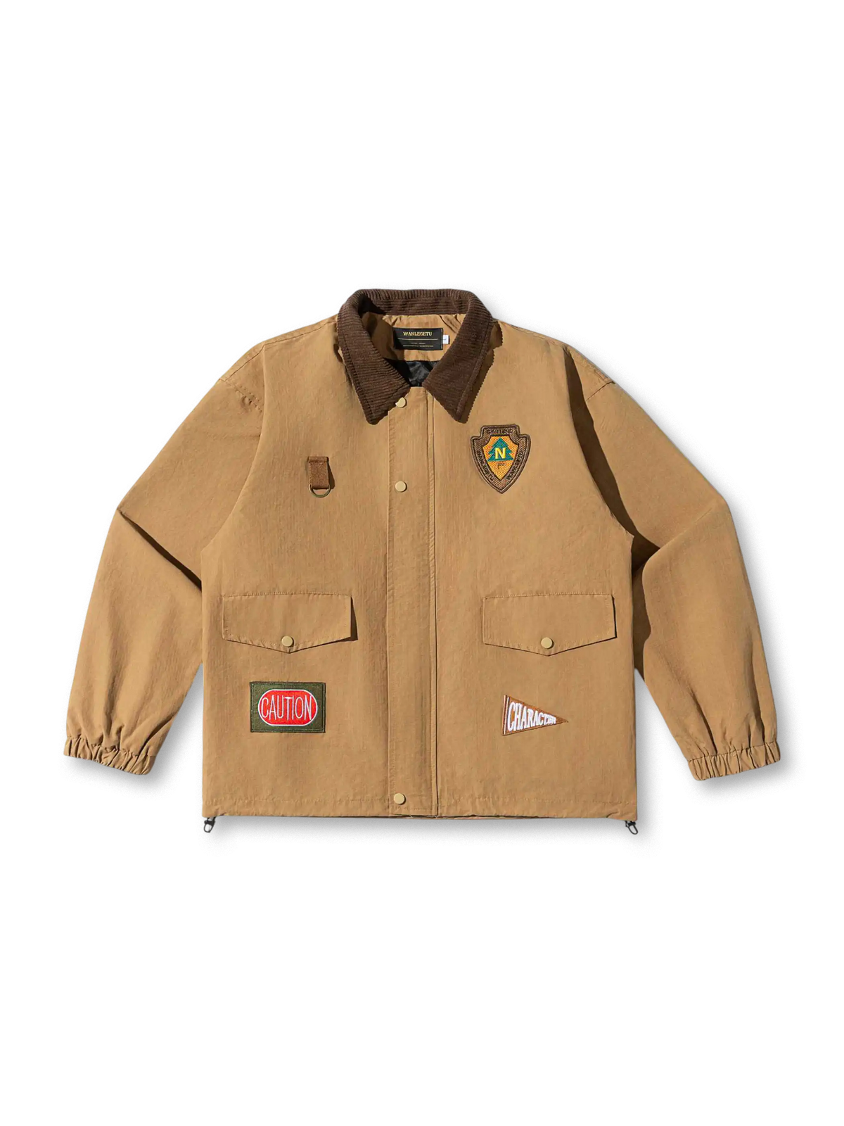 コーデュロイ襟とワッペンが特徴の軽量ハンティングジャケット。調節可能な袖口と裾で快適な着心地。