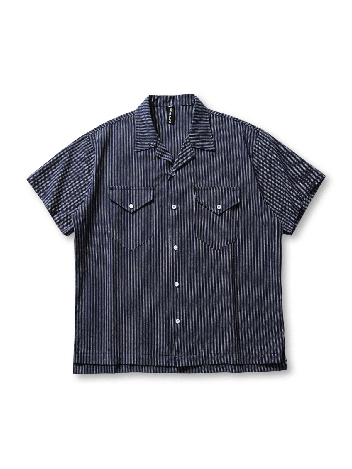 ストライプ柄とオーバーサイズシルエットが特徴のアメリカンスタイルシャツ