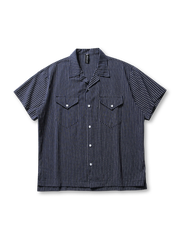 ストライプ柄とオーバーサイズシルエットが特徴のアメリカンスタイルシャツ