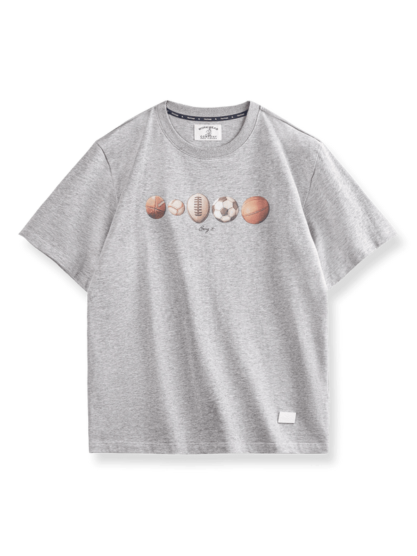 バスケットボールやアメリカンフットボールモチーフのデジタルプリントTシャツ。