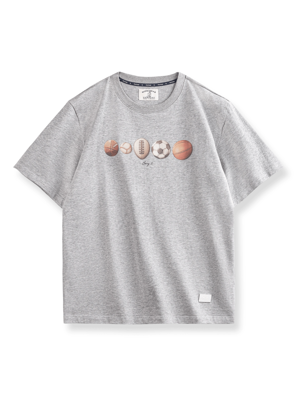 バスケットボールやアメリカンフットボールモチーフのデジタルプリントTシャツ。