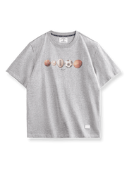 バスケットボールやアメリカンフットボールモチーフのデジタルプリントTシャツ。