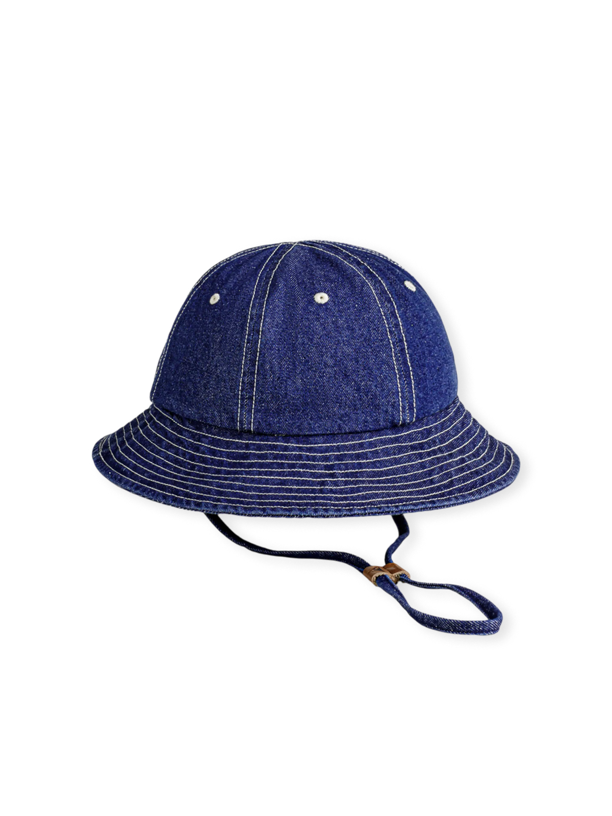 オールドミリタリーファッションを基調に全綿デニム生地を多枚パネル裁断したフィッシャーマンハット。クラウンとブリムが美しいシルエットを形成。
