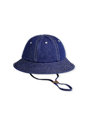 オールドミリタリーファッションを基調に全綿デニム生地を多枚パネル裁断したフィッシャーマンハット。クラウンとブリムが美しいシルエットを形成。