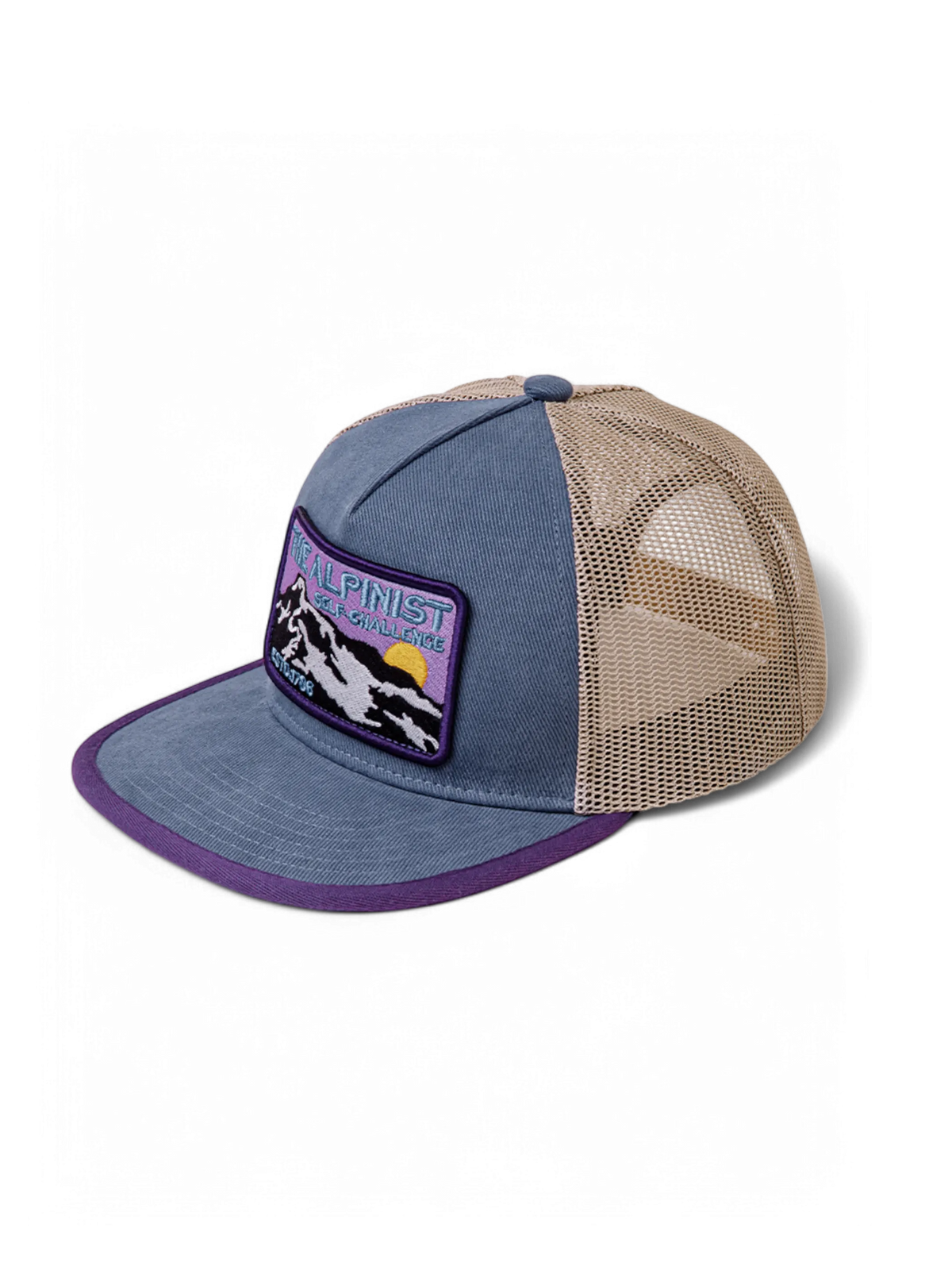 通気性と耐久性を兼ね備えた6パネル構造と挑戦心を表現する刺繍パッチが特徴のメッシュキャップ。