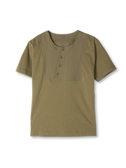 プラケット付きヘンリーネックと通気性に優れた混紡素材が特徴のアメカジ風半袖Tシャツ。多用途に活躍。