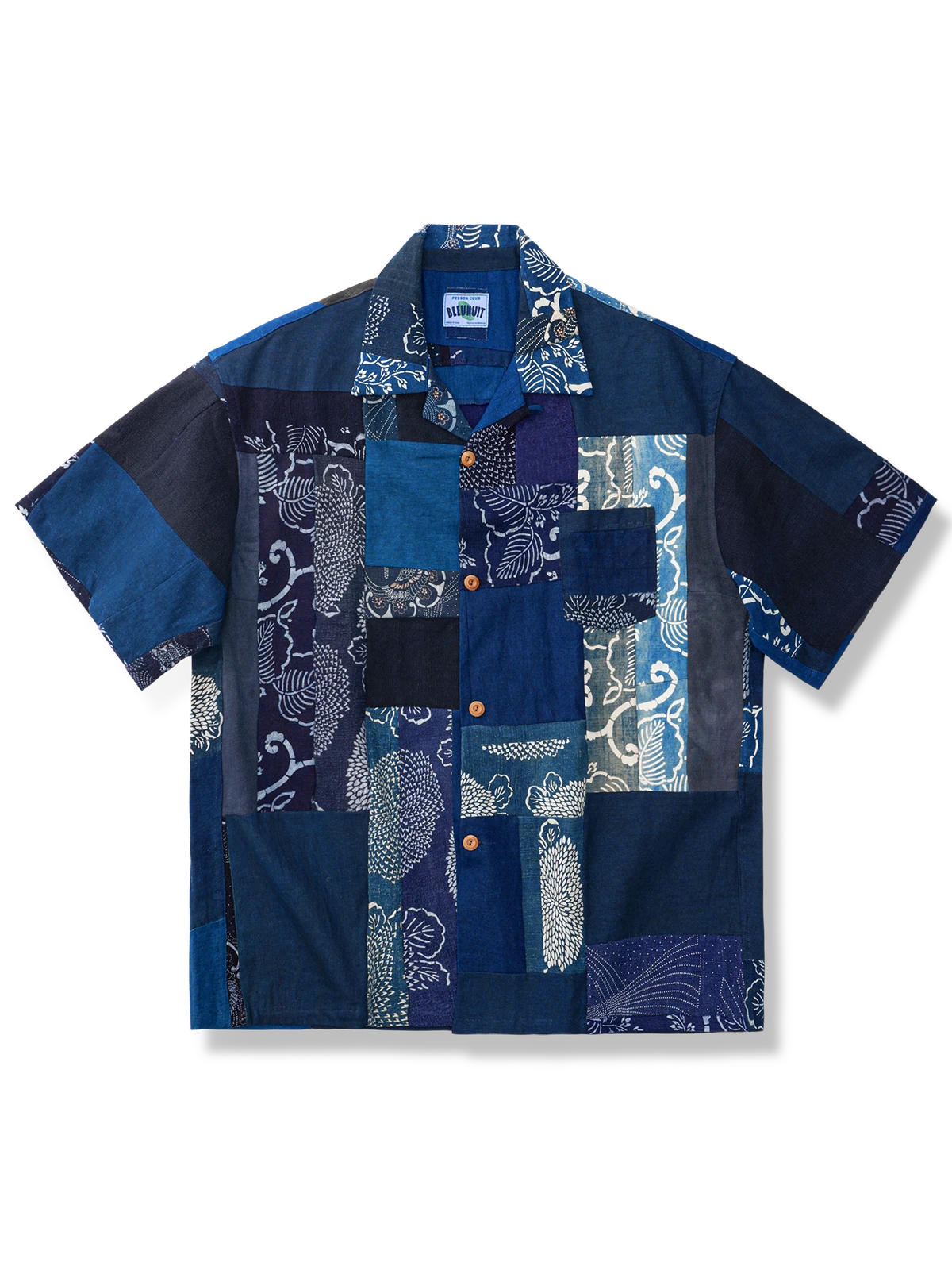 藍染め古布のパッチワークと竹ボタンが特徴のゆったりシルエットシャツ。