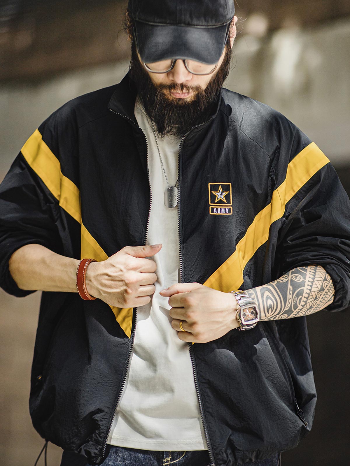 モデルがARMY Star V形配色トレーニングジャケットを着用している画像