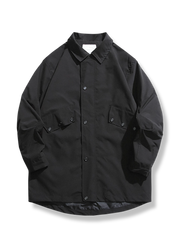 アーミーグリーントレンチコートを着用した男性のスタイルイメージ