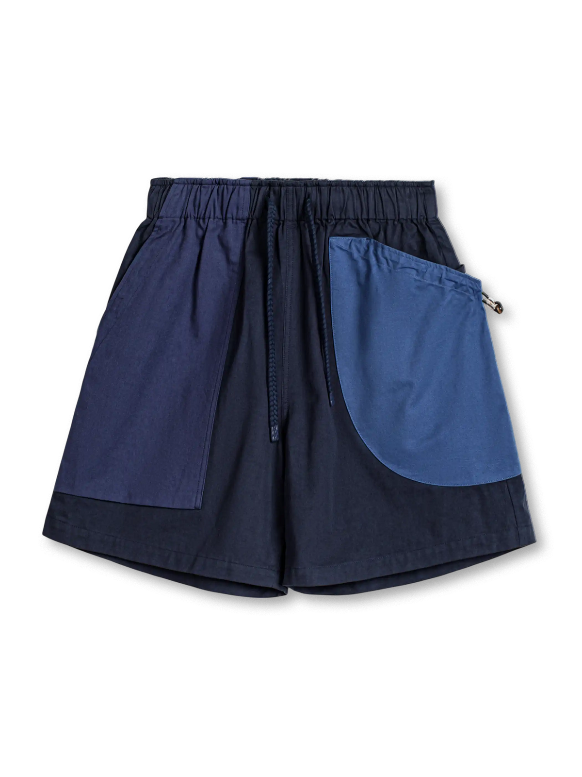 アシンメトリー配色の大型ポケットが特徴的なコットンカーゴショーツ