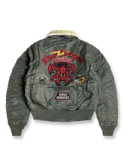 背面にレッドドラゴン刺繍と袖の「RIDGE RUNNERS」ロゴが映えるB15フライトジャケット。