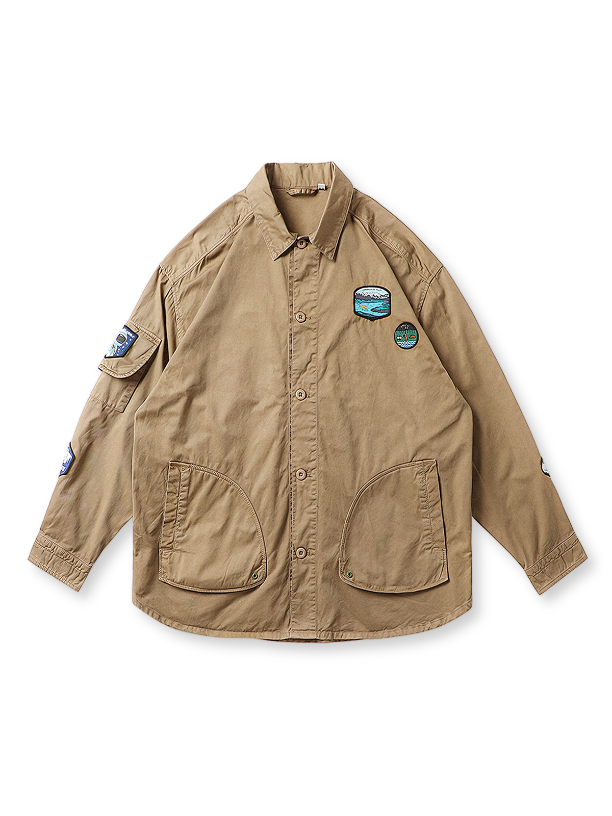 胸と肩にバッジ刺繍、襟付き・ルーズフィット・大フラップポケットが特徴のアウトドアワークシャツの全体像。