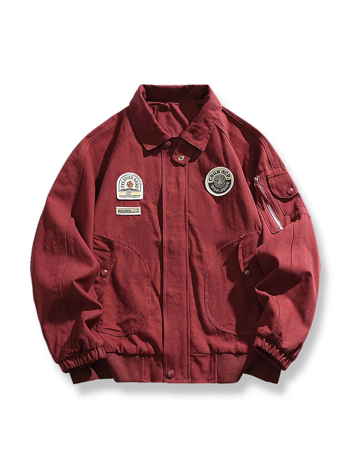 バッジ付きポケットとリラックスフィットが特徴のフライトジャケット。