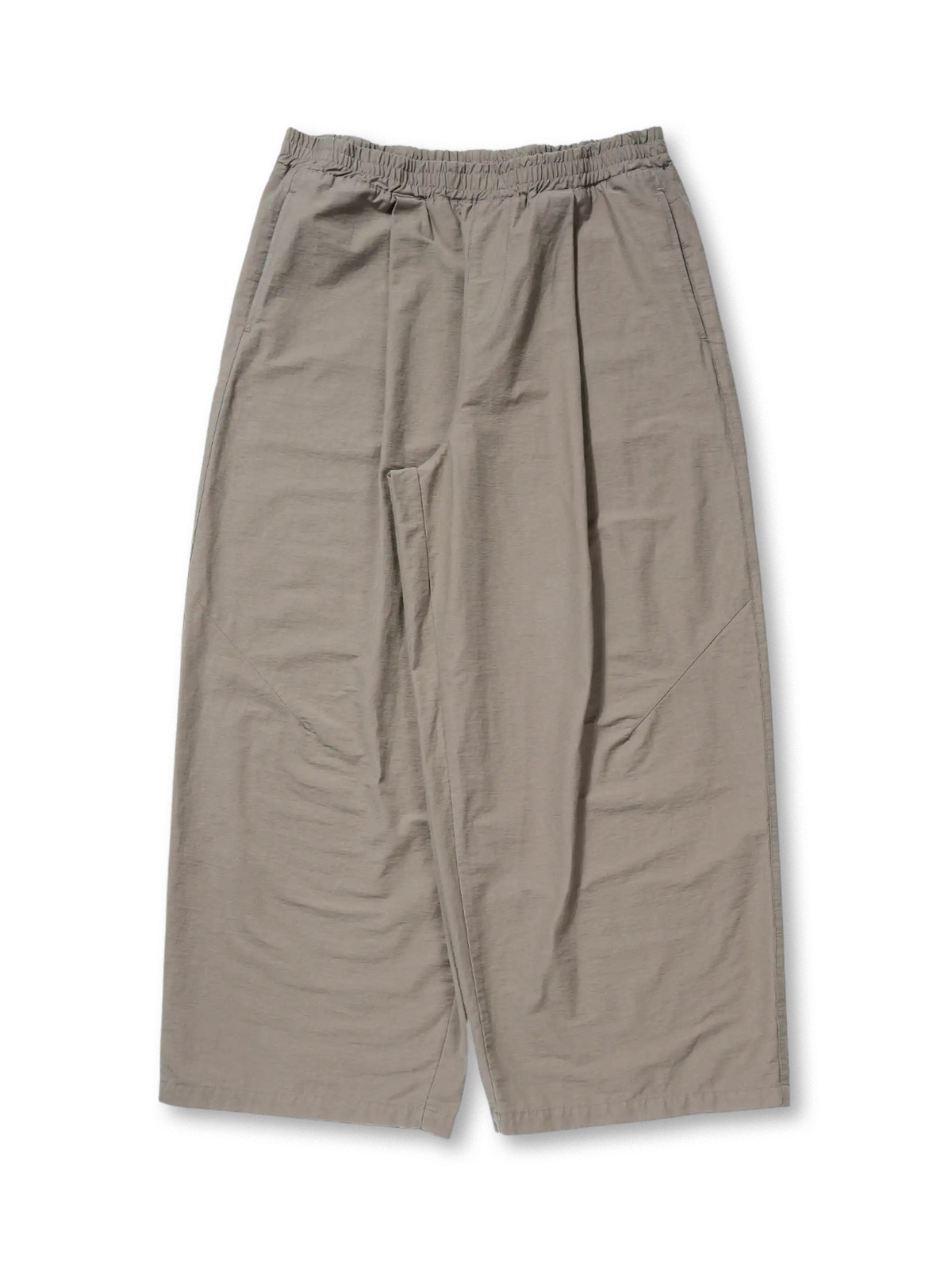 バンブースラブコットンの節感と柔らかさが特徴のルーズフィットワイドパンツ。ゴムとドローコードのウエスト調整、斜めタック入り微テーパードシルエット。