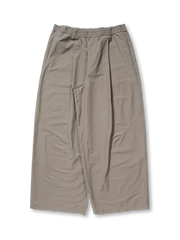 バンブースラブコットンの節感と柔らかさが特徴のルーズフィットワイドパンツ。ゴムとドローコードのウエスト調整、斜めタック入り微テーパードシルエット。