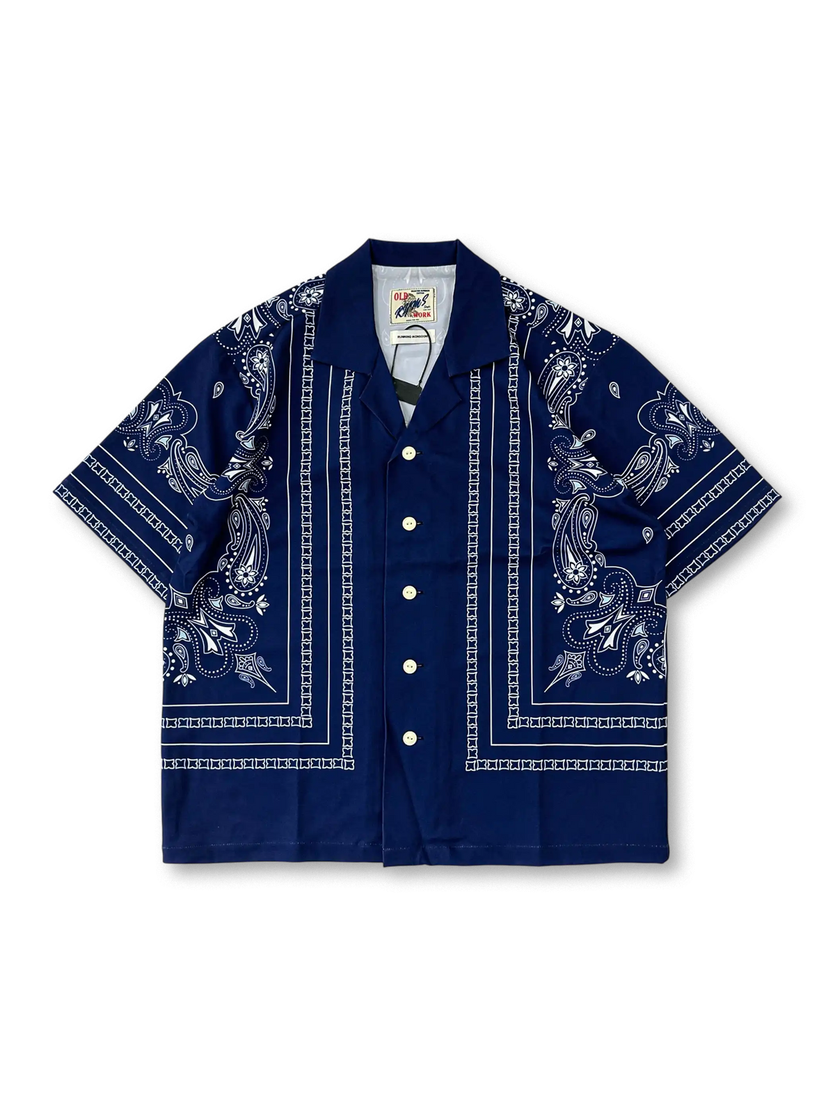 大判ペイズリー柄をバンダナ風に配置したバンダナ柄キューバシャツ。ポリエステル・レーヨン・スパンデックス混紡で通気性と伸縮性を確保。ルーズシルエットで夏のリラックススタイルにぴったり。