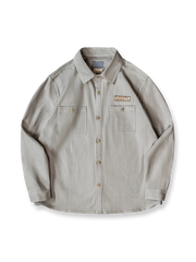 胸元に「BARISTA」刺繍パッチとコルクボタンを配した厚手コットン製ワークシャツ。