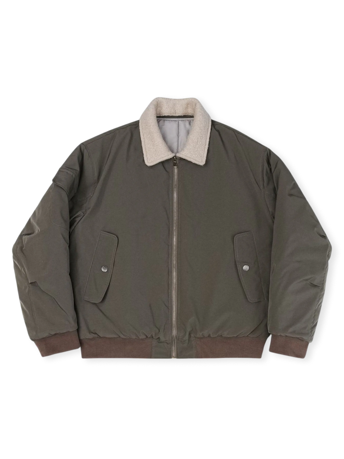 バーン風コントラストカラーと取り外し可能羊羔フリース襟のパイロットジャケット。高弾性リブと対比ジッパーが特徴。