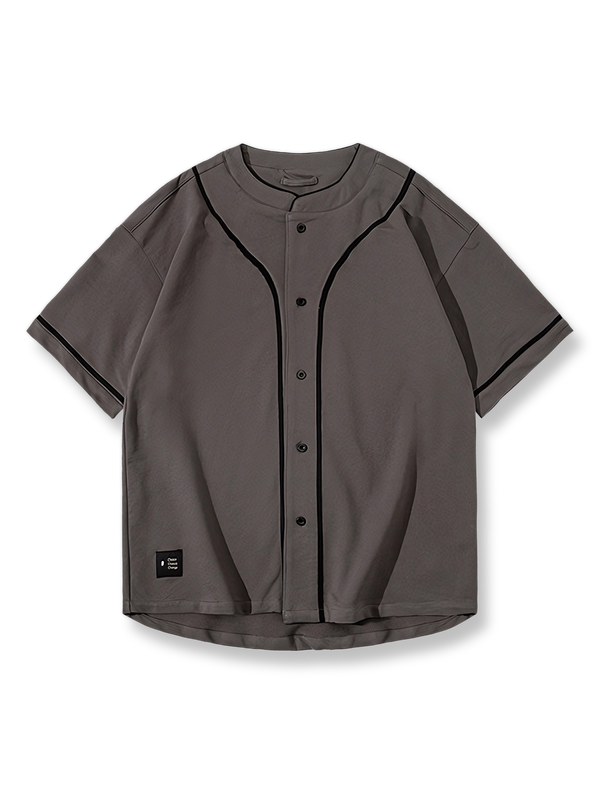 ベースボールカラーとボタンフロントが特徴のルーズフィットカーディガンTシャツ。