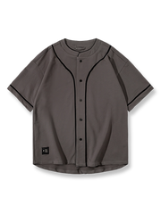 ベースボールカラーとボタンフロントが特徴のルーズフィットカーディガンTシャツ。