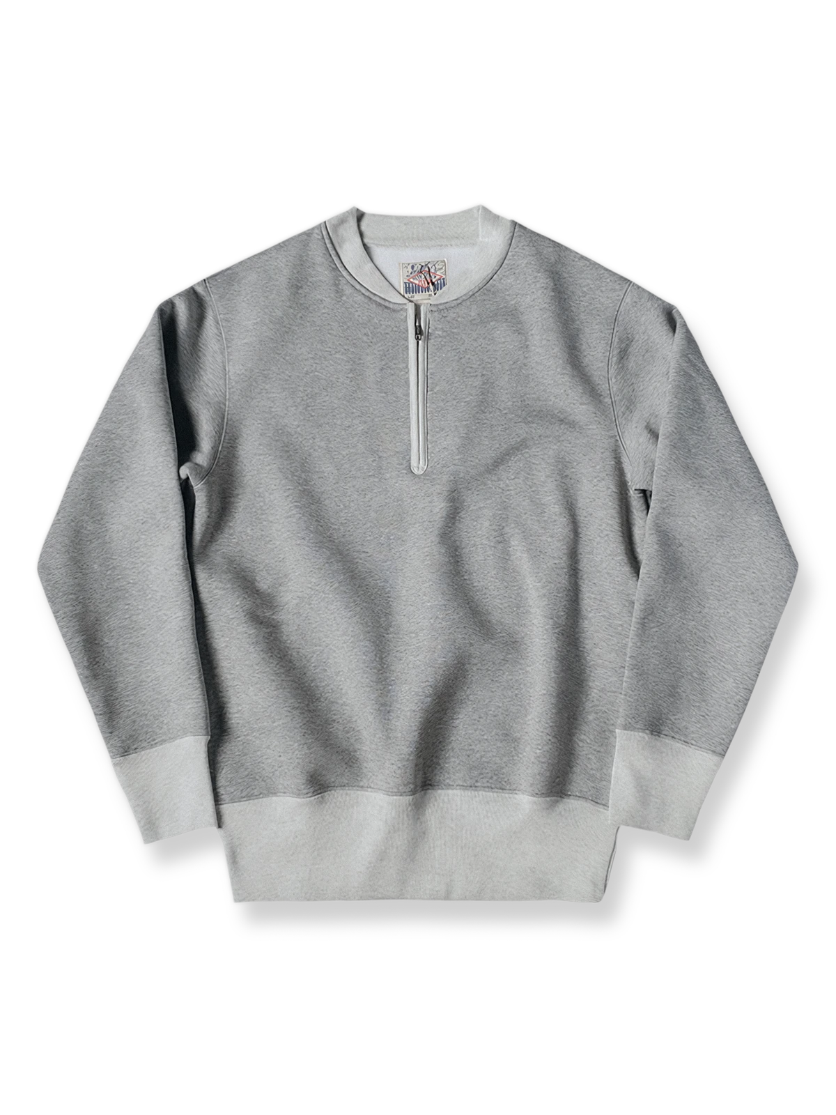 ベースボールカラーとハーフジップが特徴のヘザーグレースウェットシャツ。