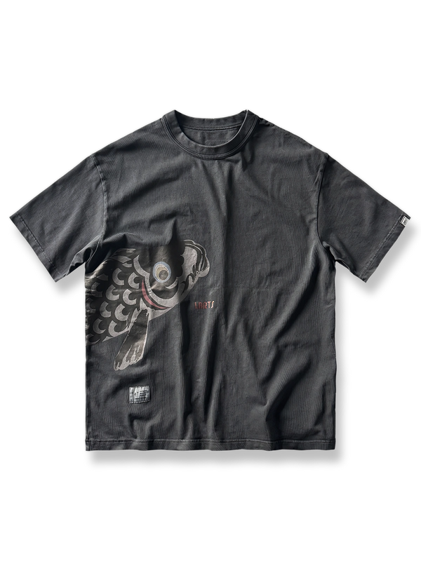 バティック技法で鯉がプリントされたTシャツ