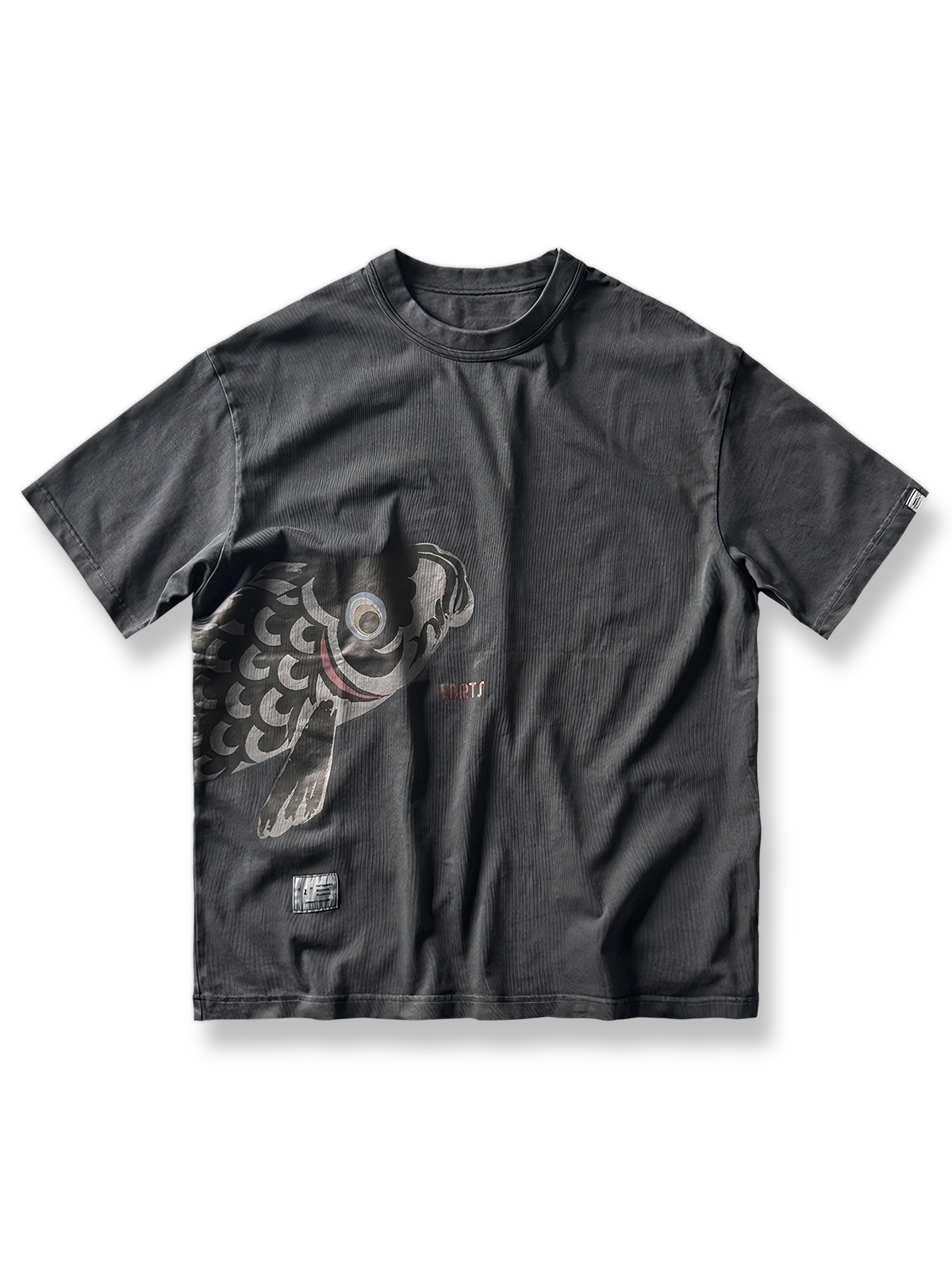 バティック技法で鯉がプリントされたTシャツ