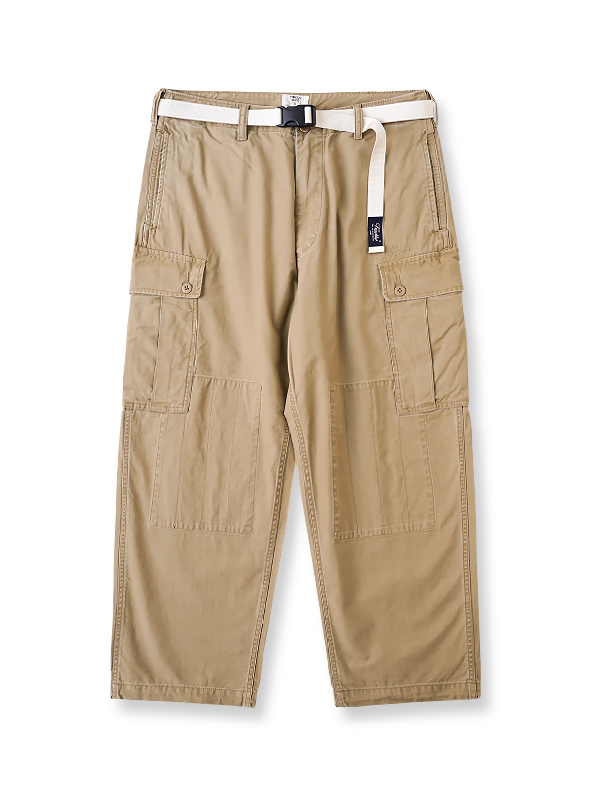 ヴィンテージ感漂うバティック染めが特徴の多ポケットロングパンツ全体画像。ミリタリーテイストを取り入れ、300gのコットンサテン生地で耐久性と実用性を兼ね備えたデザイン。

詳細画像
バティック染めによる独特なテクスチャーや、取り外し可能なナイロンベルト、UTX Duraflexバックル、そして膝部分の補強パッチとYKK製カスタムジッパーのディテールショット。高い機能性が際立つ細部。
