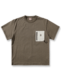 バティック染めとカラビナ付きポケットが特徴のヴィンテージ風半袖Tシャツ