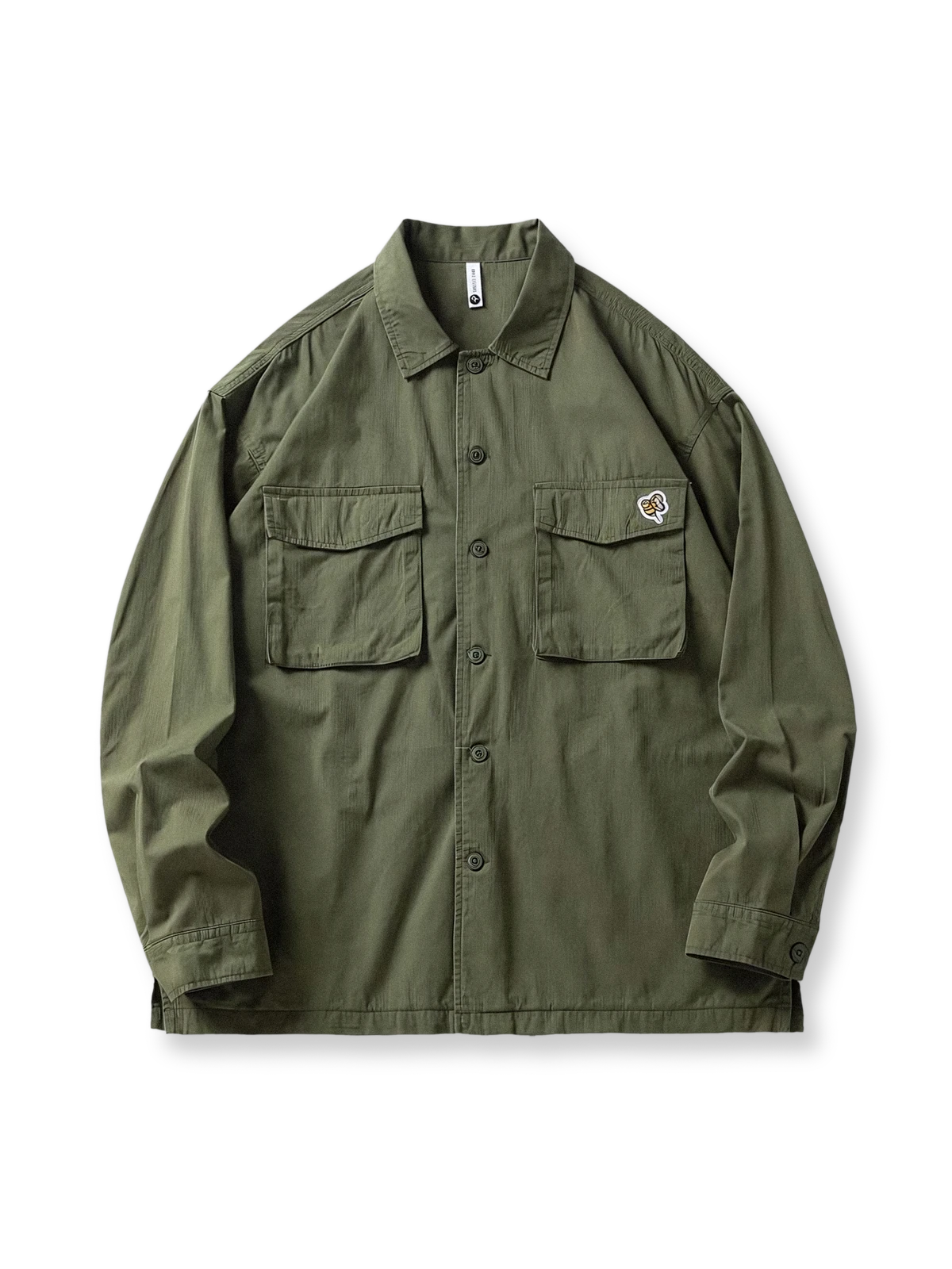 ビー刺繍がアクセントになったルーズフィットのワークシャツ