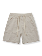 メッシュ調グリッドデザインとドローコードウエストが特徴のベージュワークパンツ