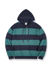 バイカラーワイドストライプとギアボタンが映えるフーデッドニット