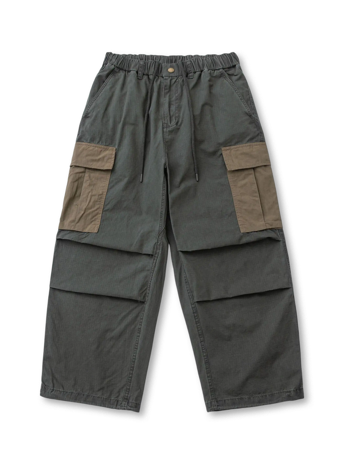 カーキとオリーブのバイカラーポケットが映えるワイドカーゴパンツ