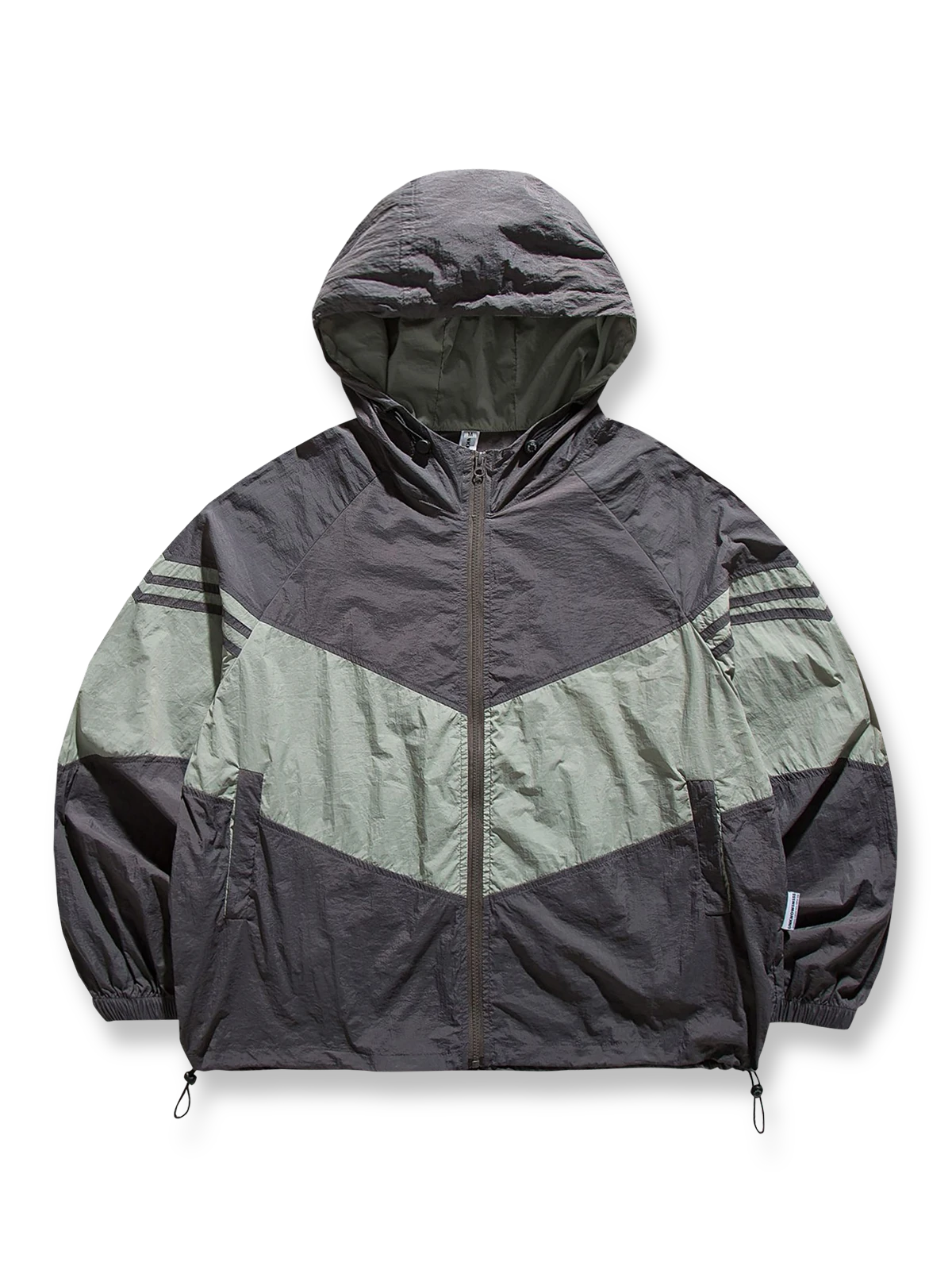 バイカラーフード付きマウンテンジャケットの全体正面画像、幾何学ストライプパッチワークと調節可能ドローコードのディテール。