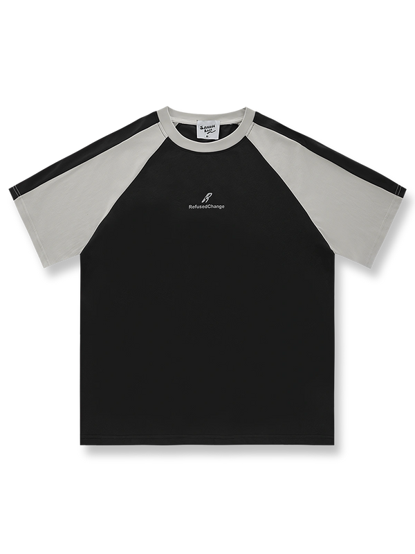 バイカラー切り替えと胸ロゴプリントが特徴の半袖Tシャツの前面が見える商品画像