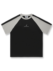 バイカラー切り替えと胸ロゴプリントが特徴の半袖Tシャツの前面が見える商品画像