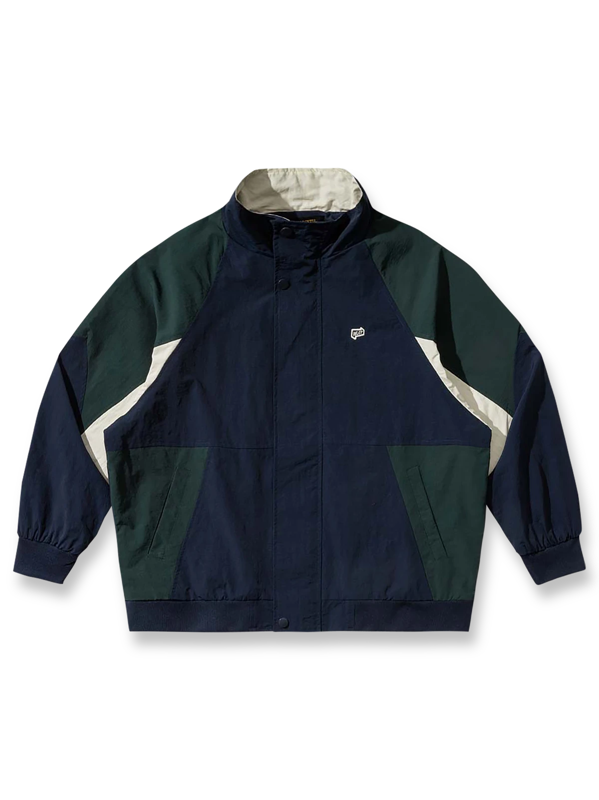 バイカラーパッチスポーツジャケットの全体正面画像、ジッパー付きオープンカラーデザインと胸元刺繍ロゴのディテール。