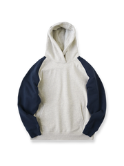 バイカラーラグランスリーブパーカーの全体正面画像、カンガルーポケットとフードディテール。