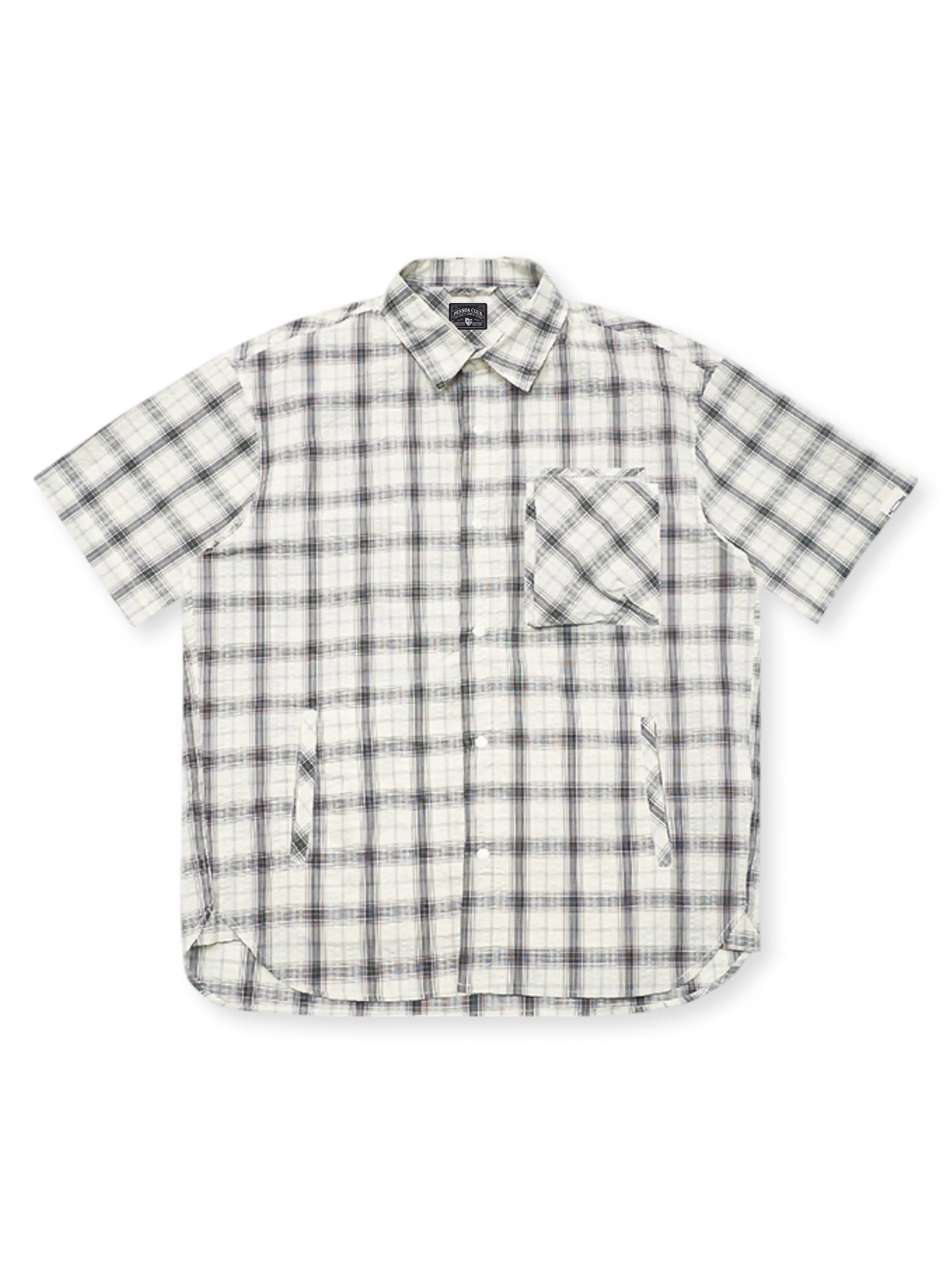 ビッグチェックワークシャツの全身ビュー、胸ポケットと裾ポケットを強調。