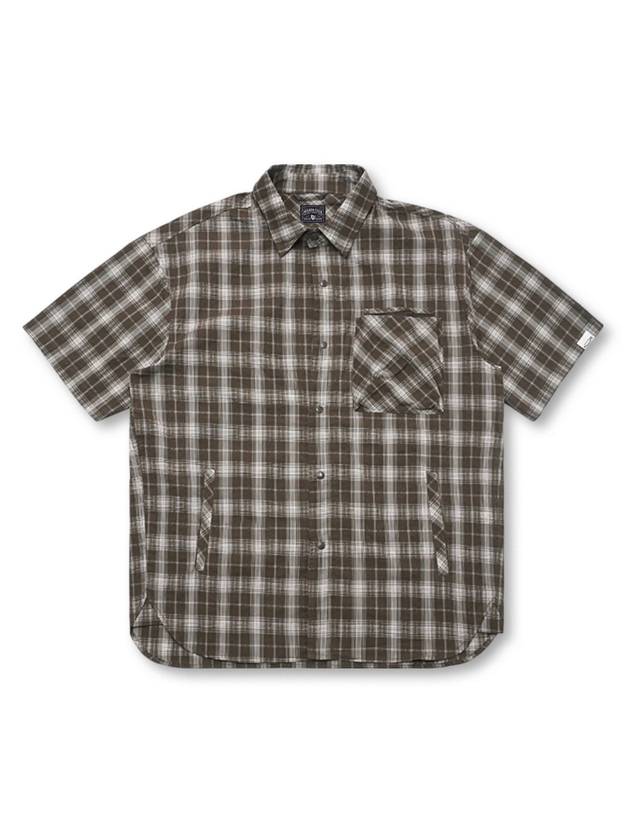 ビッグチェックワークシャツの全身ビュー、胸ポケットと裾ポケットを強調。